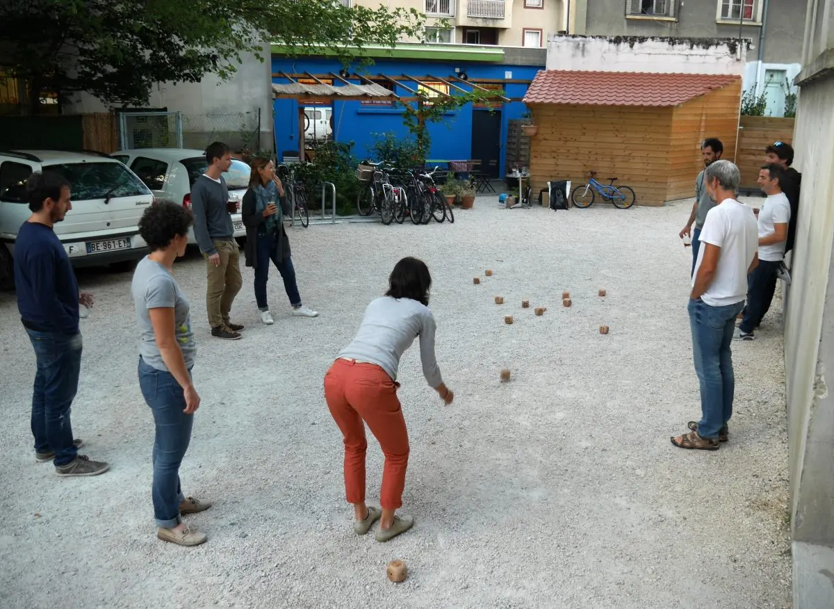Collègues qui jouent à la détanque sur du gravier après le travail