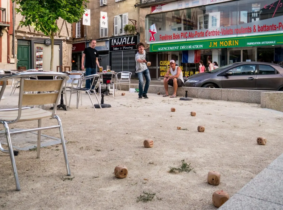 Joueurs devant une terrasse de bar à Parthenay